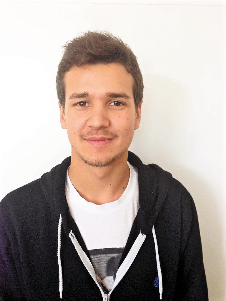 Lauro Sönser,19 Jahre, AltachEs gibt viel Positives an der EU – etwa die gleiche Währung, die offenen Grenzen und das unkomplizierte Reisen. Die EU hat aber auch Nachteile wie das Aufkommen für finanzielle Probleme anderer Staaten oder der schwache Euro-Kurs.