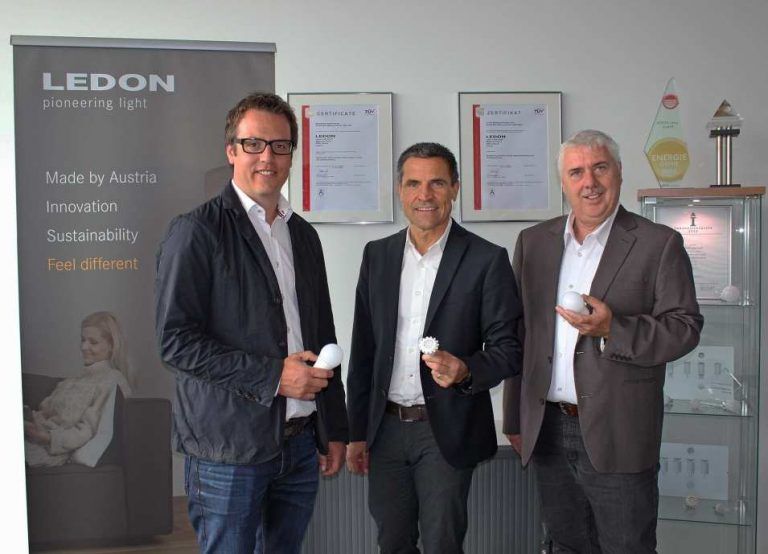 Ledon Lamp Geschäftsführer Reinhard Weiss (M.), der neu ernannte Prokurist Christian Gmeiner (l.) und Prokurist Herbert Gabriel.