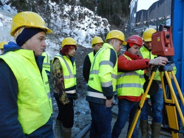 Lehrlinge aus dem Baugewerbe bei einem von Hilti und „get up!“ durchgeführten Vermessungsworkshop.