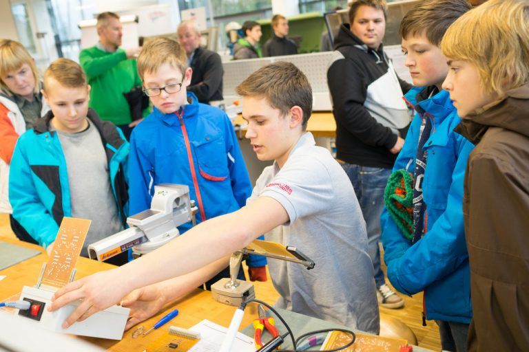 Lehrlinge präsentierten an Stationen verschiedene Arbeitsschritte aus ihrer Ausbildung.