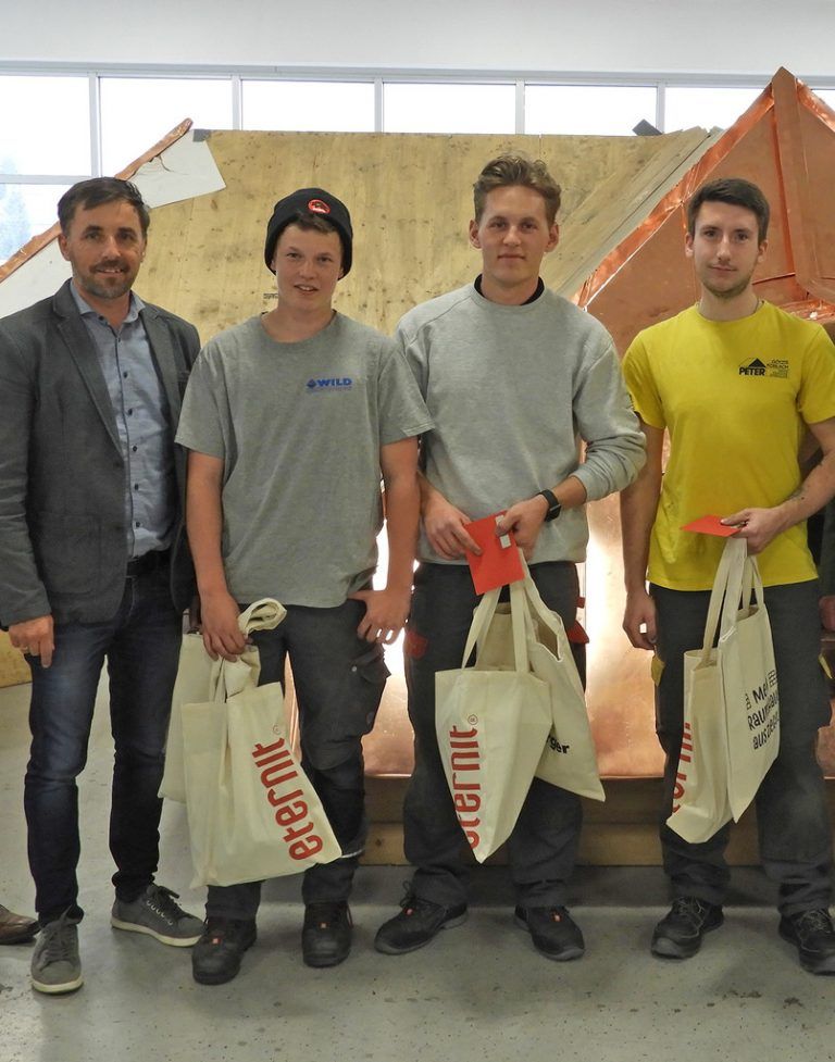 Lehrlingswettbewerb Beim Landeslehrlingswettbewerb der Dachdecker in der Landesberufsschule Salzburg zeigten die Teilnehmer fachliches und theoretisches Können. Trotz der sehr hohen Ansprüche konnten sich die Teilnehmer mit ausgezeichneten Leistungen beweisen: (v. l.) Innungsmeister Roman Moosbrugger, Rene Bilgeri (3. Platz), Nick Schaffer (1. Platz) und Michael Kreuzenbeck (2.). wkv