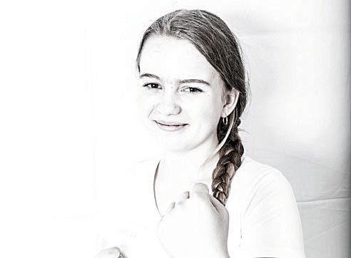 Leonie Köb,13 Jahre, HöchstDer Kurs hat mir persönlich sehr gut gefallen. Stefan hat uns innerhalb der zehn Einheiten viele hilfreiche Selbstverteidigungstechniken gezeigt. Wir hatten immer viel Spaß an den neuen Tricks.