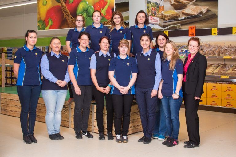 Lidl Frastanz ist fest in Frauenhand. Filialleiterin Sabine Gantner und ein Teil ihrer 20 Mitarbeiterinnen.  Foto: Lidl  