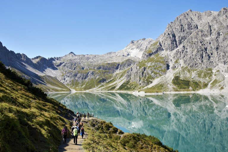 LünerseeDie Umrundung des Lünersees ist mit einer Gehzeit von eineinhalb bis zwei Stunden eine ideale Wanderung für Familien. Empfehlenswert ist auch ein Besuch in der Douglass Hütte mit neuem Wintergarten.