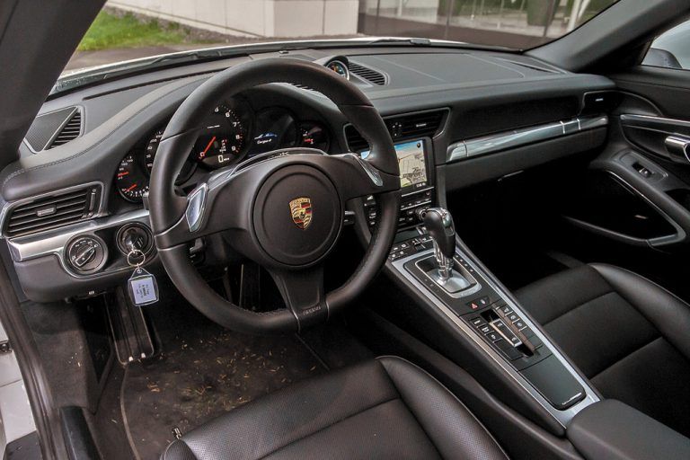 Luxus-Sportcockpit des 911 Targa.