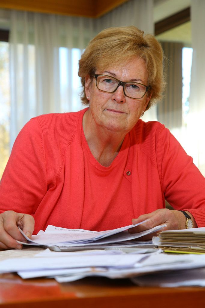 Lauterach. Das Leben von Marlies Müller (68) hat sich seit April 2014 stark verändert. Seitdem steht die Lauteracherin als Patin an der Spitze der VN-Sozialaktion „Ma hilft“ und ist mit vollem Herzen und Engagement für notleidende Mitmenschen im Dauereinsatz. Sie ist der Garant dafür, dass Spendengelder hundertprozentig zweckgebunden verwendet werden, dass die Hilfe in der richtigen Form, unbürokratisch und rasch jene Personen im Land erreicht, die diese Hilfe brauchen. „Das mit dem Helfen“, sagt sie, „liegt mir wohl im Blut. Ich habe das schon immer gerne gemacht. In der katholischen Frauenbewegung ganz besonders. Geprägt haben mich dabei speziell Erlebnisse mit Frauen in der dritten Welt. Diese unvorstellbare Armut, diese Möglichkeiten aber auch, etwas dagegen zu tun. Es habe sie dann auch zu interessieren begonnen, „wie Armut bei uns ausschaut.
