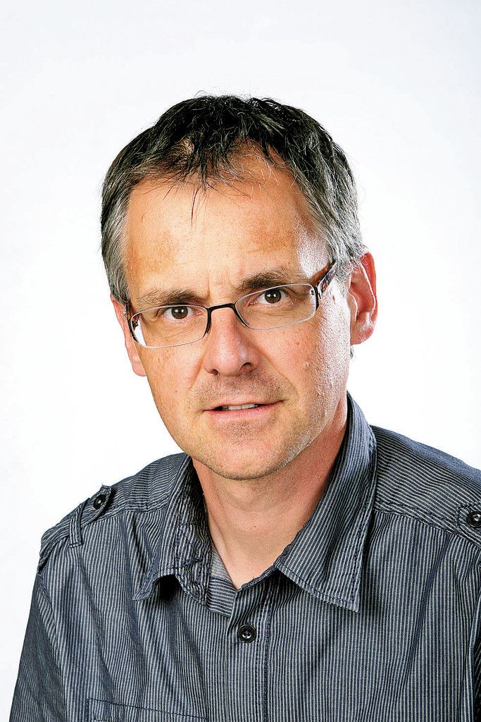 Mag. Johann Scheffknecht,LustenauIch verwende Facebook, jedoch nur schulisch, da ich die BHAK/BHAS Facebook-Seite führe. Jedoch kann man immer öfter Schüler per Facebook erreichen, wenn man ein sehr dringendes Anliegen an den Schüler/die Schülerin hat. Vor allem habe ich festgestellt, dass man auf diese Weise meistens sehr schnelle Antworten vom Schüler bekommt.