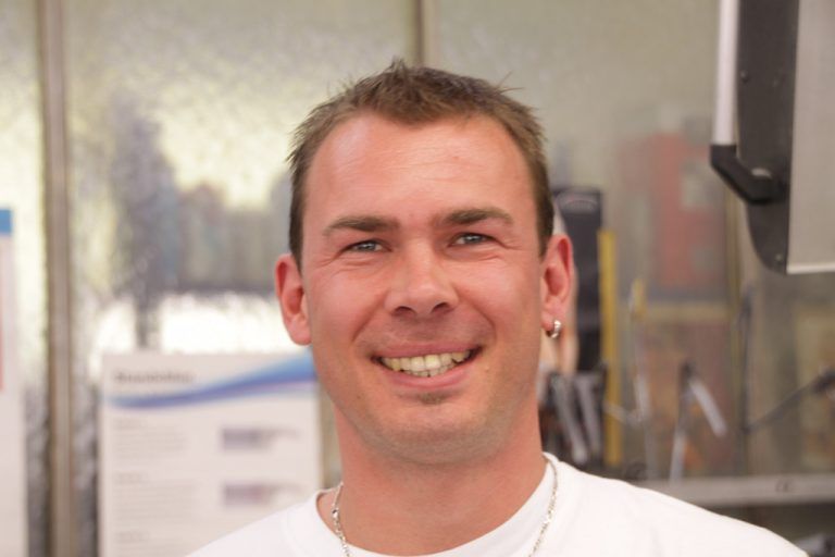 Maik Rütz: Ich bin hier hauptsächlich als „Dellendrücker“ im Einsatz. Es ist schön, wenn Schäden durch fachmännische Arbeit und Genauigkeit völlig unsichtbar werden.