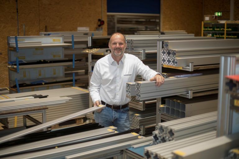 Manfred Filzmaier und seine Mitarbeiter machen aus vielen Aluprofilen intelligente Sondermaschinen. VN/paulitsch