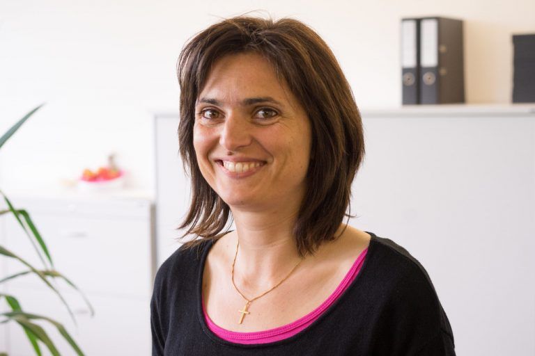 Manuela Schmid, Sachbearbeiterin Ich halte intern den Kundenkontakt. Als Wiedereinsteigerin betrachte ich es als Chance, in einem Betrieb Verantwortung zu übernehmen.