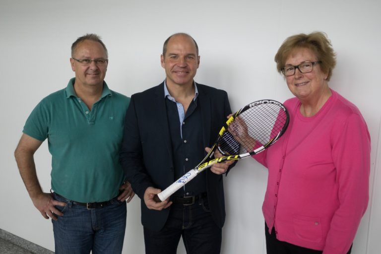 Marc Girardelli mit dem signierten Tennisschläger von Rafael Nadal, flankiert von „Ma hilft“-Patronin Marlies Müller und Klaus Hämmerle.  VN