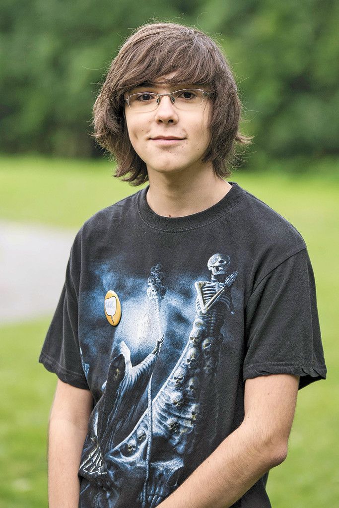 Marc,15 Jahre, DafinsDas Camp hat viel Spaß gemacht und war eine super Mischung aus Abenteuer und Medienworkshops. Am Lagerfeuer und bei den Spielen lernte ich viele neue Leute kennen. Die kreative Umsetzung eines kurzen 3D-Animationsclips ist mit viel Arbeit verbunden, aber leichter als ich gedacht habe.