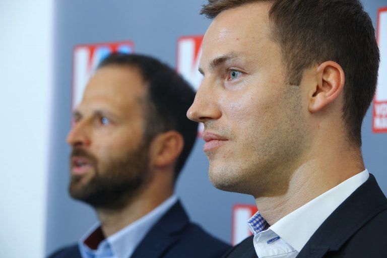Marco Tittler (l.) übergibt die Geschäftsführung der Jungen Wirtschaft heute an Peter Flatscher. Foto: VN/Hofmeister