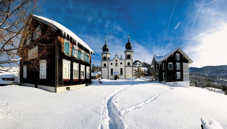 Maria Bildstein. Prachtvoll thront die Wallfahrtskirche über dem Rheintal. Seit 2012 führt auch ein „Besinnungsweg“ ab der Wolfurter Kirche nach Bildstein.