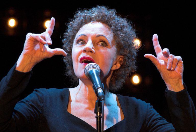 Maria Bill präsentiert Szenen und Chansons aus dem Leben von Edith Piaf.  Foto: Musikladen