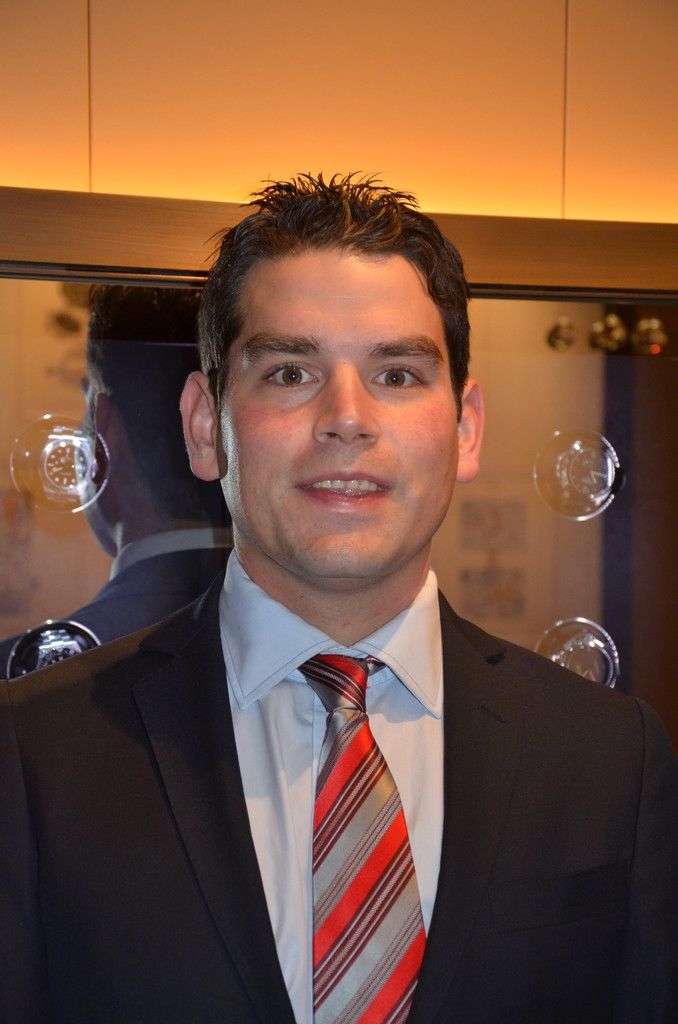 Mario Wüest, VerkaufsberaterMir gefällt bei meinem Beruf der Umgang mit den Menschen. Die Technik von Uhren ist faszinierend. Der Arbeitsplatz ist in jeder Hinsicht sehr gut.