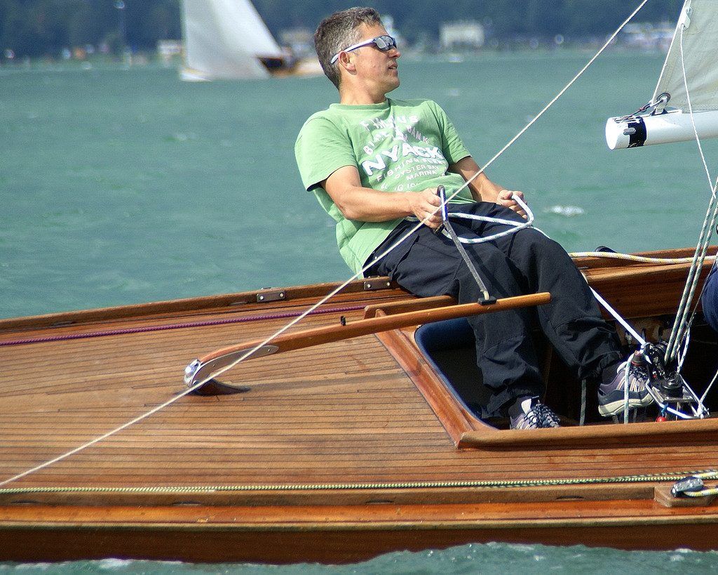 Ein Schiffbauer und Segler