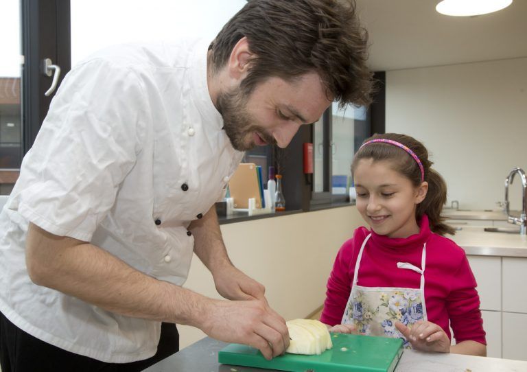 Markus Breuss weiß die Kinder zu begeistern: Mariam, Batuhan und Enesham erlernen jedes Mal drei kleine Rezepte, die sie zu Hause ausprobieren können.  Fotos: Vn/paulitsch