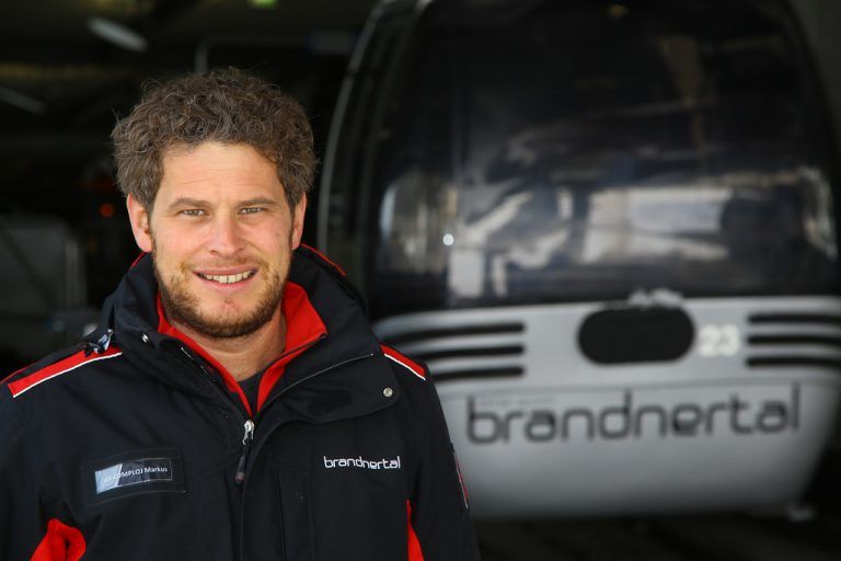 Markus Comploj, Chef der Brandnertaler Bergbahnen, vor der Dorfbahn, die von der Ortsmitte von Brand direkt ins Skigebiet mit 55 Pistenkilometern und 14 Liftanlagen führt. Fotos: VN/Hofmeister