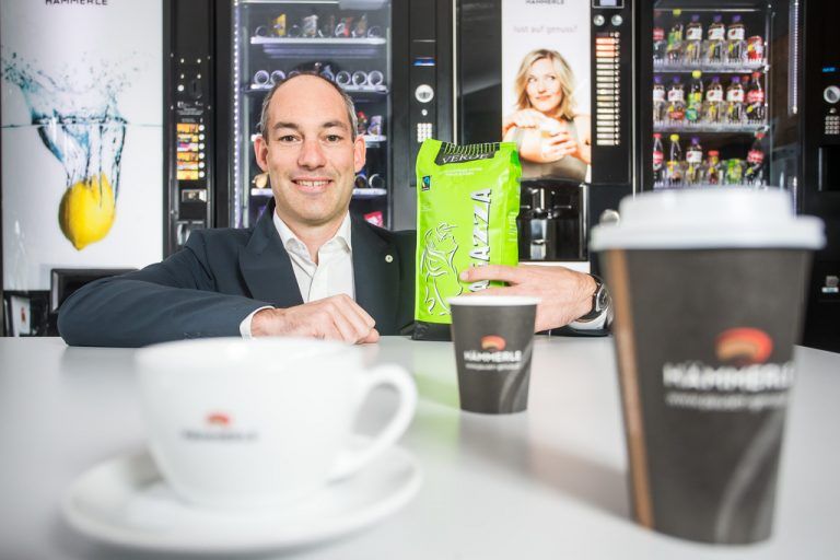 Markus Hämmerle betreut nicht nur rund 4000 Automaten im Land, sondern produziert die Füllprodukte dafür selbst. Diese werden in ganz Europa verkauft. Fotos: VN/Steurer