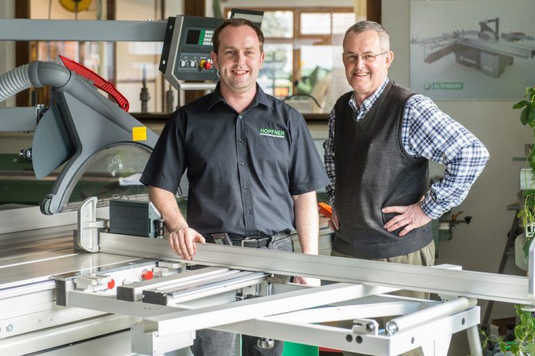 Martin (links) und sein Vater Erich Hopfner bringen Holzbearbeitungsmaschinen wieder auf Vordermann. Stp