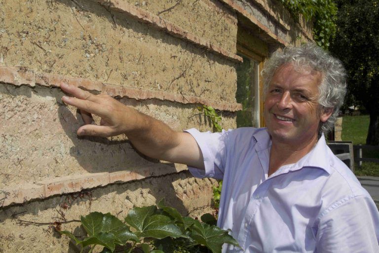 Martin Rauch überzeugt immer mehr Menschen von den Vorteilen des Baustoffes Lehm. Foto: VN/Paulitsch