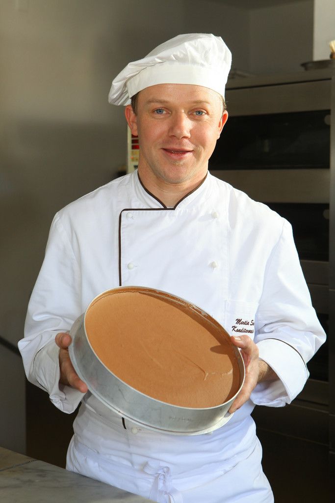 Martin Senn überzeugt mit seinen süßen Kreationen. Im Bild der Meister beim Herstellen einer Schokomoussetorte. Foto: VN/Hofmeister