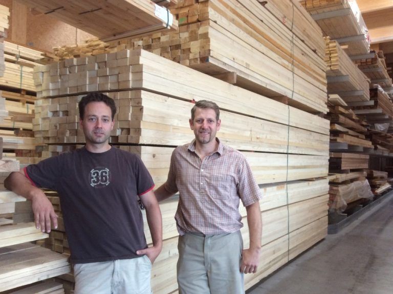 Martin und Burkhard Fink verarbeiten Holz zu hochwertiger Hobelware.  Fotos: M. Matt