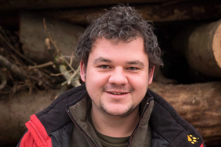 Martin WeißIch war als Kind oft mit dem Opa „im Holz“. Als stv. Betriebsleiter bin ich im Management und nach wie vor „im Holz“ tätig. Abwechslung und Natur, das taugt mir.