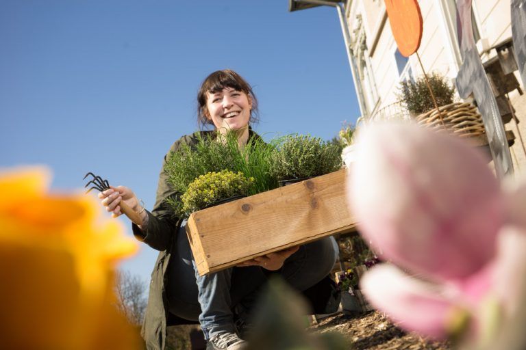 Martina aus Schwarzach bringt zum Ausdruck, dass Gartenarbeit richtig Spaß machen kann.   Foto: VN/Hartinger