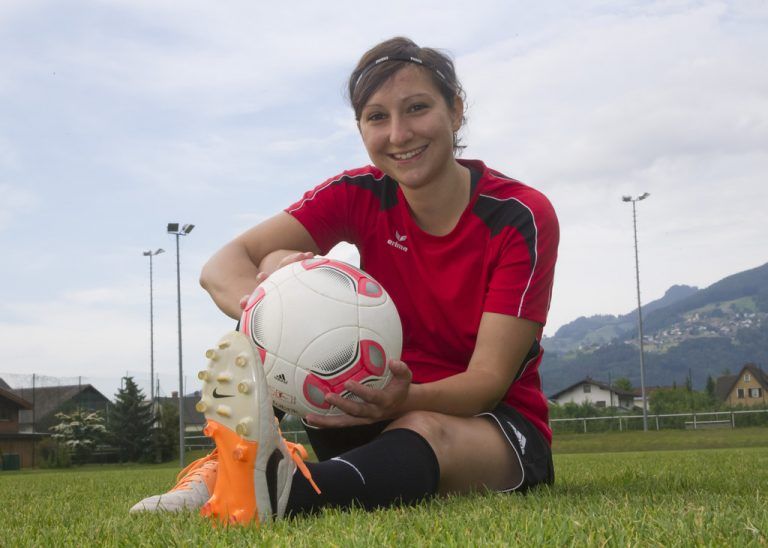 Martina Plörer (27) hat den Fußball mit sechs Jahren für sich entdeckt und sich damals im Jungsteam durchgesetzt. Foto: VN/Paulitsch