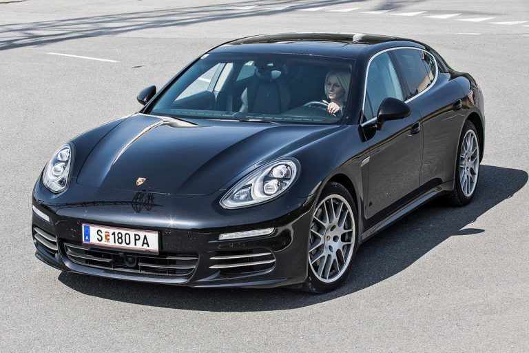 Masse und Klasse: Kolossale Eleganz des Panamera beeindruckt, die 20-Zoll-Räder unterstreichen den prallen Auftritt. Fotos: vn/steurer