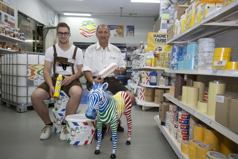 Mathias Marte und Thomas Retzer in der Filiale in Hohenems. Anlässlich des Jubiläums wurde ein Oktoberfest gefeiert. Fotos: VN/Paulitsch