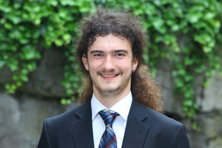 Matthias PfefferkornEs lief ganz anders als erwartet. Ich hab mir die Matura viel anstrengender vorgestellt, aber die Lehrer waren sehr kooperativ. Nach den Ferien fange ich in der Pädagogischen Hochschule an zu studieren, ich möchte Volksschullehrer werden.