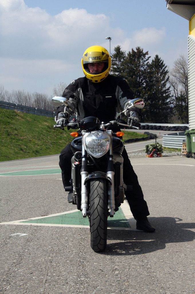 Mehr Praxisfahrstunden brauchen Motorrad-Fahrschüler künftig.