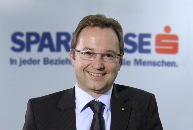 Mehr vom Selben. Nach einer überdurchschnittlichen Wirtschaftsdynamik im ersten Halbjahr dürfte sich Vorarlberg zum Jahresende wieder dem Österreich-Schnitt angenähert haben. So wird aktuell für 2014 ein Minimal-Wachstum von 0,4 Prozent und 0,7 Prozent für 2015 prognostiziert. Mit Folgen für den Arbeitsmarkt: Die Arbeitslosenquote stieg zuletzt auf 6,8 Prozent – ohne Aussicht auf Entspannung. Dennoch, der schwächere Euro, billigeres Öl und der weltweite Anstieg der Nachfrage sollten 2015 positive Impulse für die exportorientierte Vorarlberger Wirtschaft bringen und das allgemein niedrige Zinsniveau ihre Investitionsfreudigkeit begünstigen. Am Kapitalmarkt entwickelten sich seit letztem Sommer insbesondere österreichische Immobilienaktien gut. Experten rechnen hier mit einer Fortsetzung. Sie erwarten ebenso eine Stärkung jener Unternehmen, die vom starken US-Dollar, vom schwachen Ölpreis oder von beiden Entwicklungen profitieren. Die Vorarlberger Wirtschaft kann auch 2015 auf die Sparkasse als verlässliche Partnerin zählen.