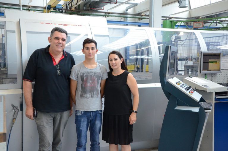 Mentor und Ausbilder Reinhard Radoszticz, Praktikant Furkan Uysal und Projektleiterin Sandra Feuerstein an einem modernen Ausbildungsplatz. Foto: VN/Scalet