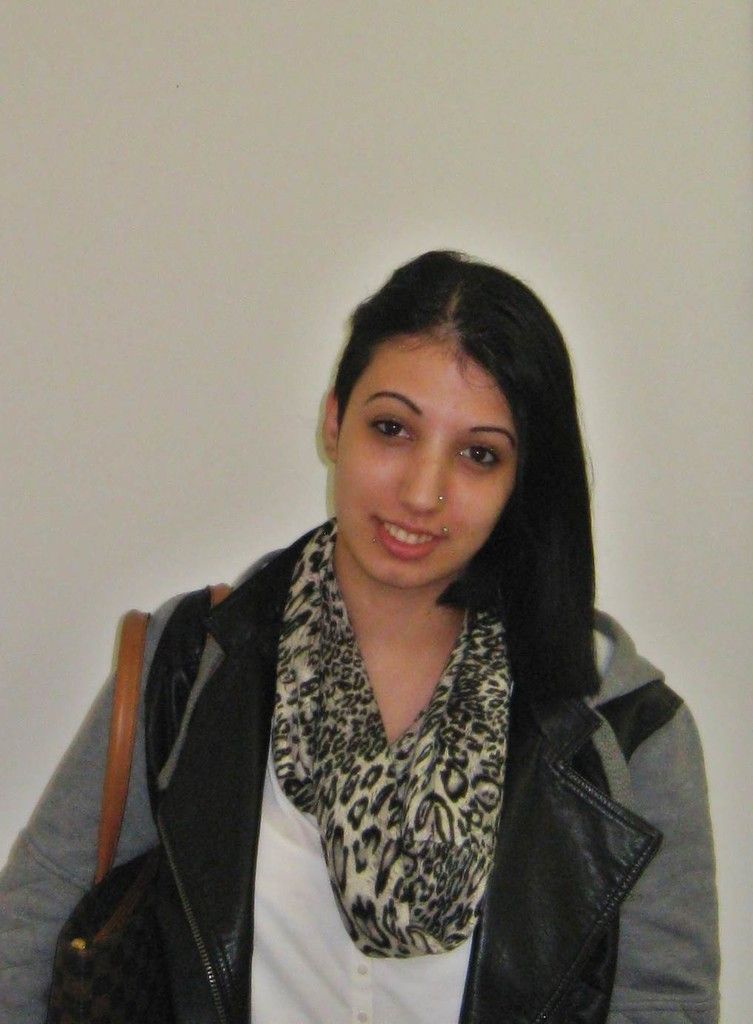 Meryem,16 Jahre, LustenauIch war davor in Schwarzach, um den Abschluss zu machen. Dort hat es aber leider nicht geklappt, weil wir zu viele Fächer auf einmal machen mussten.Beim Projekt „Leuchtturm“ kann ich mich auf ein Fach konzentrieren und habe dadurch auch weniger Druck und mehr Zeit, um mich gut auf die Prüfungen vorzubereiten.
