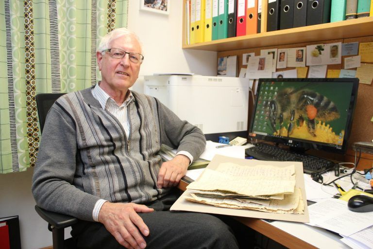 Metzler beim Studium historischer Kirchendokumente. vn/jlo