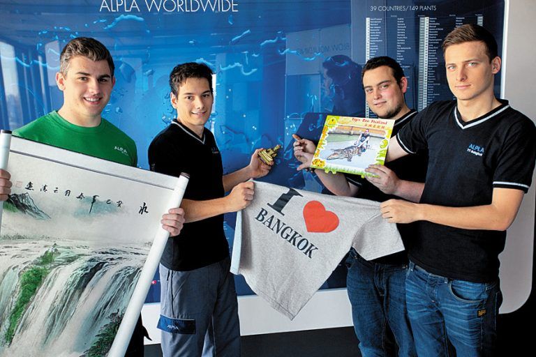 Michael Jost, Jerome Frick, Kewin Benda und Julian Leberl (v. l.) mit ihren Souvenirs.