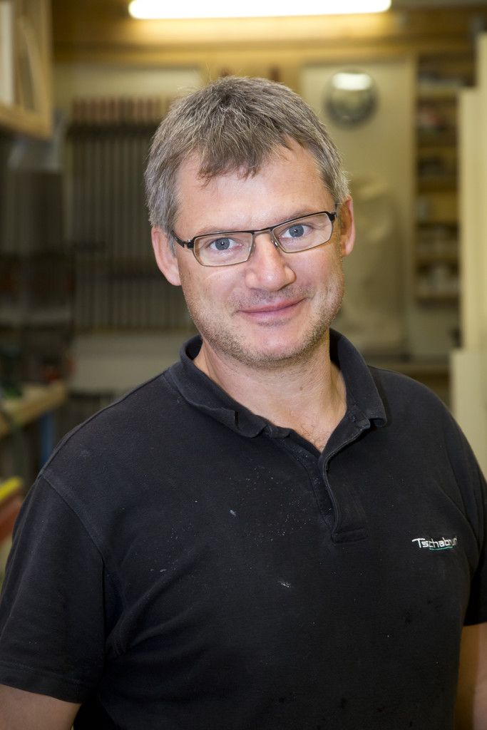 Michael MandlTischlerDen Großteil meiner Arbeitszeit verbringe ich beim Kunden und montiere die Einzelteile zu einem gesamthaften Ganzen.