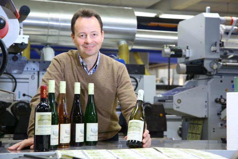 Michael Moosbrugger auf Heimatbesuch in Vorarlberg. Bei Carini in Lustenau begutachtet er in der Druckerei seine neuen Wein-Etiketten. Fotos: VN/Hofmeister