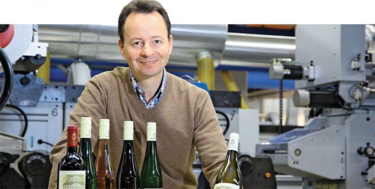 Michael Moosbrugger auf Heimatbesuch in Vorarlberg. Bei Carini in Lustenau begutachtet er in der Druckerei seine neuen Wein-Etiketten. Fotos: VN/Hofmeister