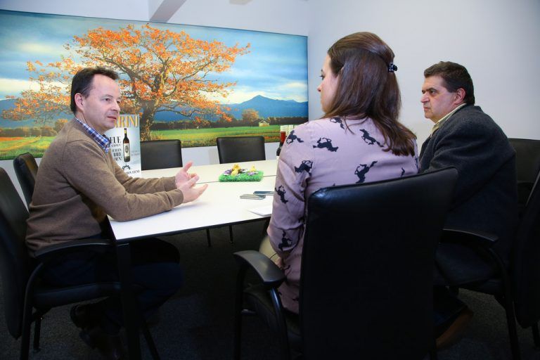 Michael Moosbrugger im Gespräch mit den VN bei Carini Etiketten in Lustenau.