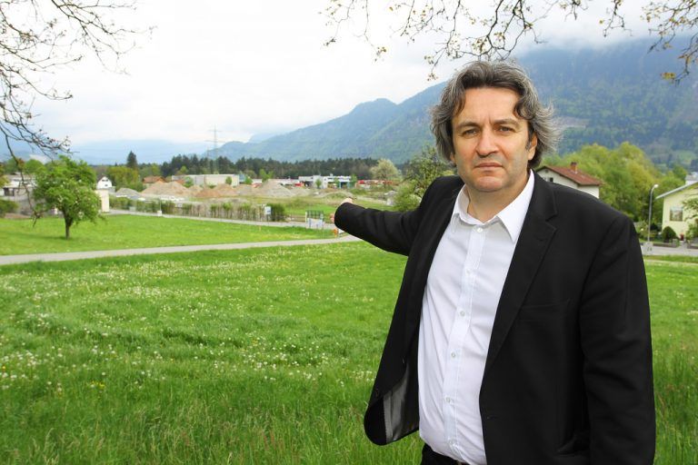 Michael Tinkhauser, Bürgermeister von Bludesch, zeigt auf die leere Betriebsfläche. Foto: VN/Hofmeister.