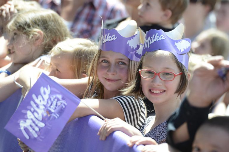 Milka SchokofestAm 11. Juli wird die Bludenzer Innenstadt wieder in ein lila Kleid gehüllt: Zum nunmehr 32. Mal in Folge geht das Milka Schokofest über die Bühne. Musikalisch werden „The Monroes“ einheizen.
