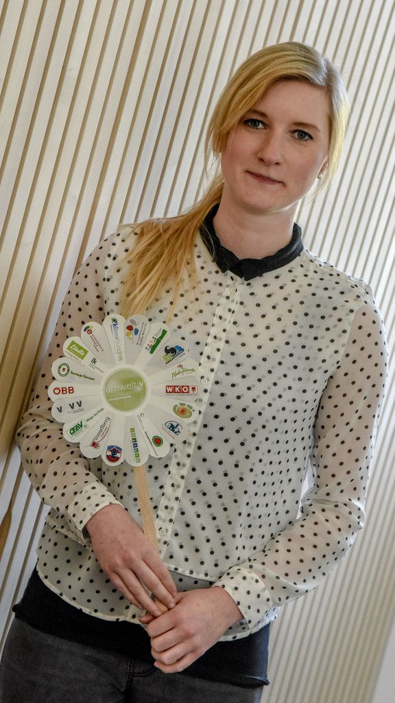 Mit der Partnerblume hält Anna Tschegg ein sichtbares Zeichen des vielfältigen Engagements für die Umwelt in Händen. Foto: Oliver Lerch
