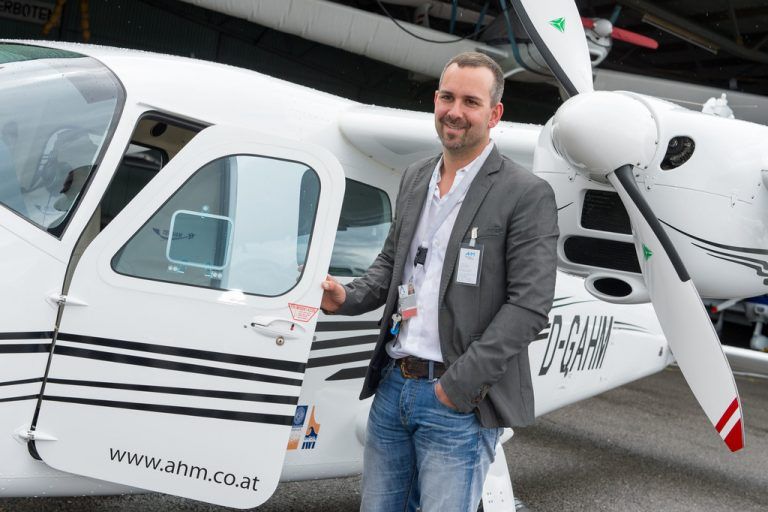 Mit der zweimotorigen Tecnam P2006T hat Frank Steinbacher 280 Kilometer Uferlinie in vier Tagen beflogen. Foto: VN/Stiplovsek