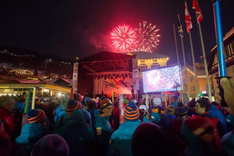 Mit einem Feuerwerk am Kirchplatz in Schruns endete offiziell das Europäische Olympische Winter-Jugend-Festival 2015 in Vorarlberg und Liechtenstein. Sarajewo 2017 wartet. Steurer/2