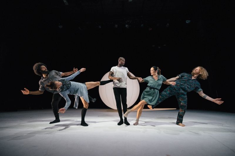 „Everyness“ – Tanztheater voller Poesie und Ausdruckskraft